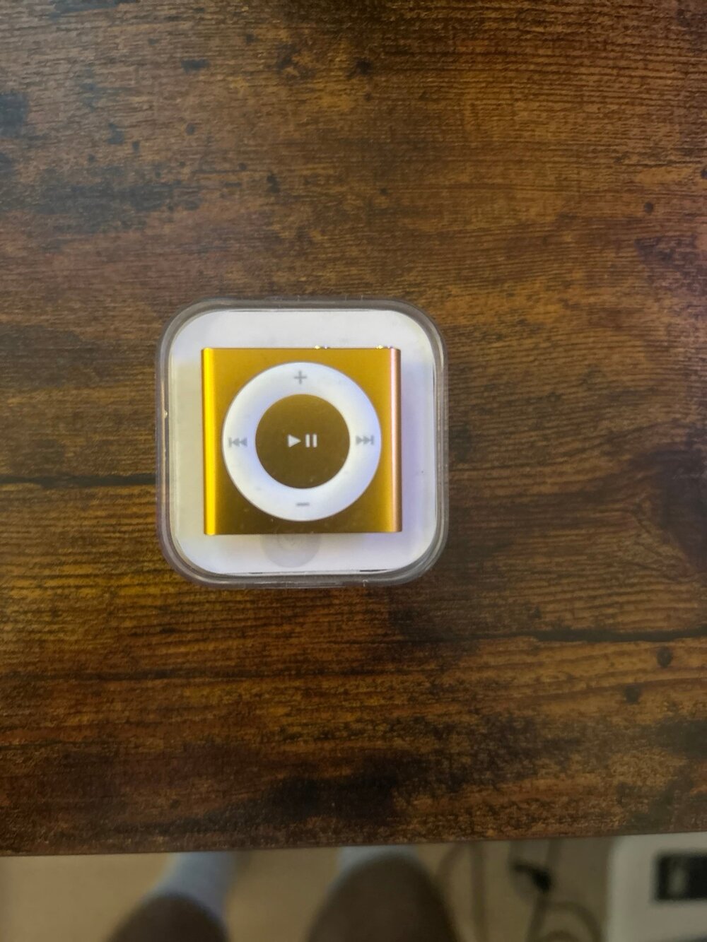 Apple iPod Shuffle 4th Generation 2GB Gold - Complete In Box CIB w/ Accessories